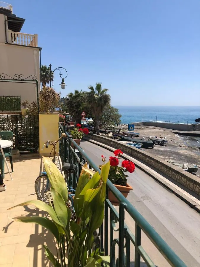 Hostel Beach House Giardini-Naxos