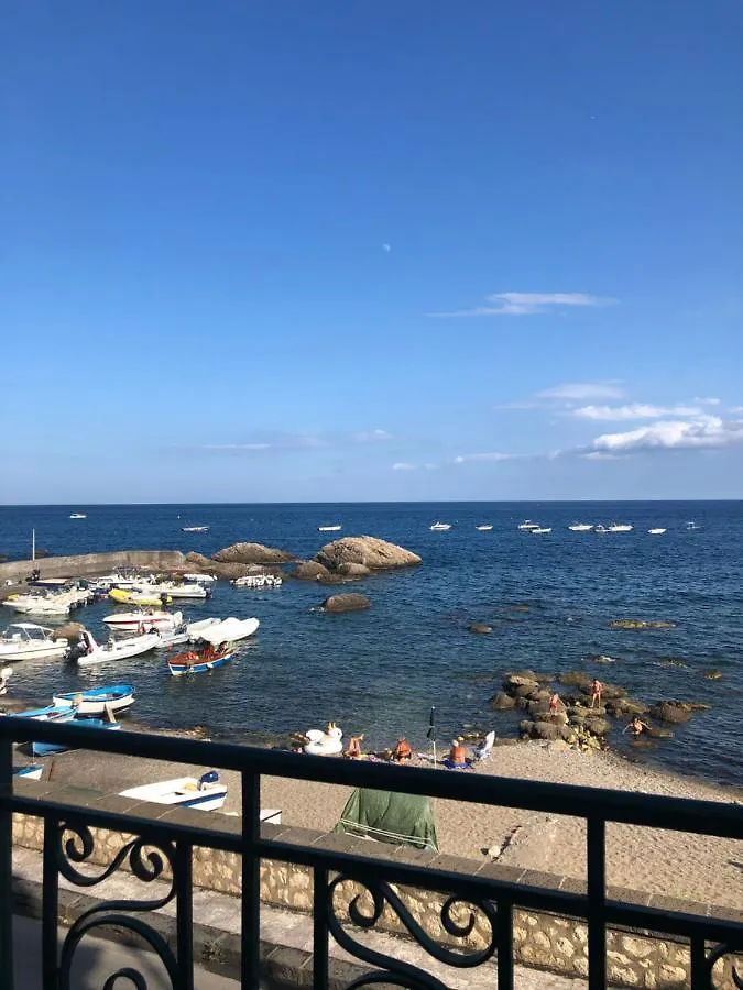 Hostel Beach House Giardini-Naxos