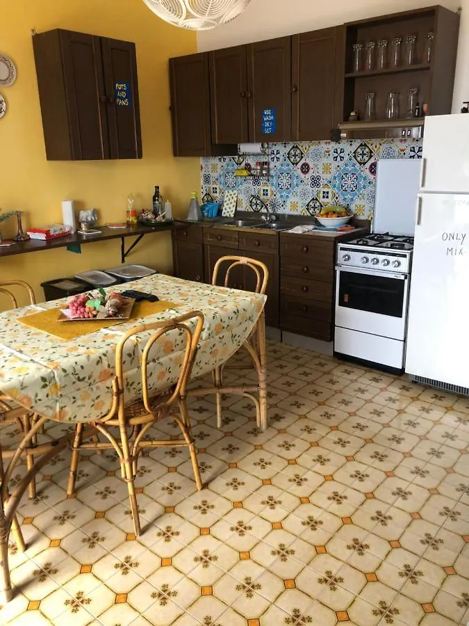 Hostel Beach House Giardini-Naxos