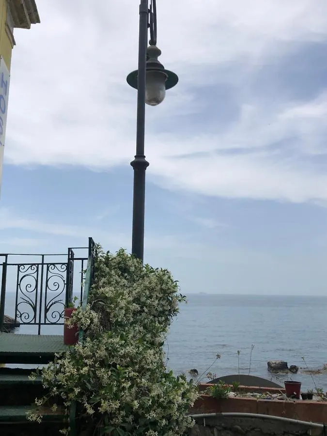 Hostel Beach House Giardini-Naxos