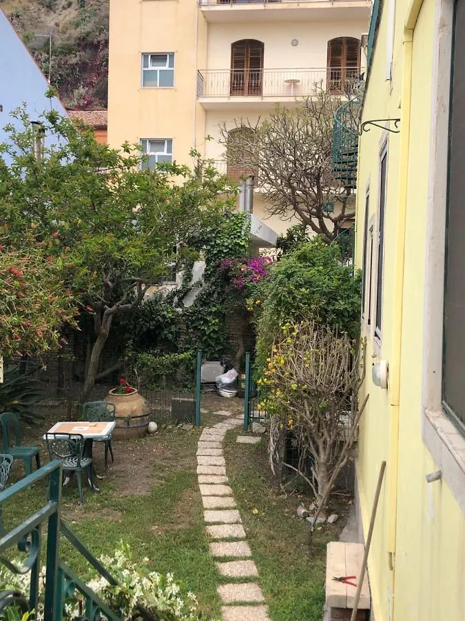 Hostel Beach House Giardini-Naxos 0*,  Włochy